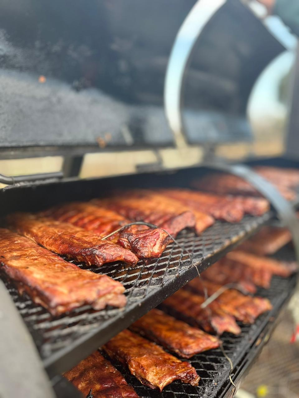 Costillares ahumados en primer plano sobre la parrilla