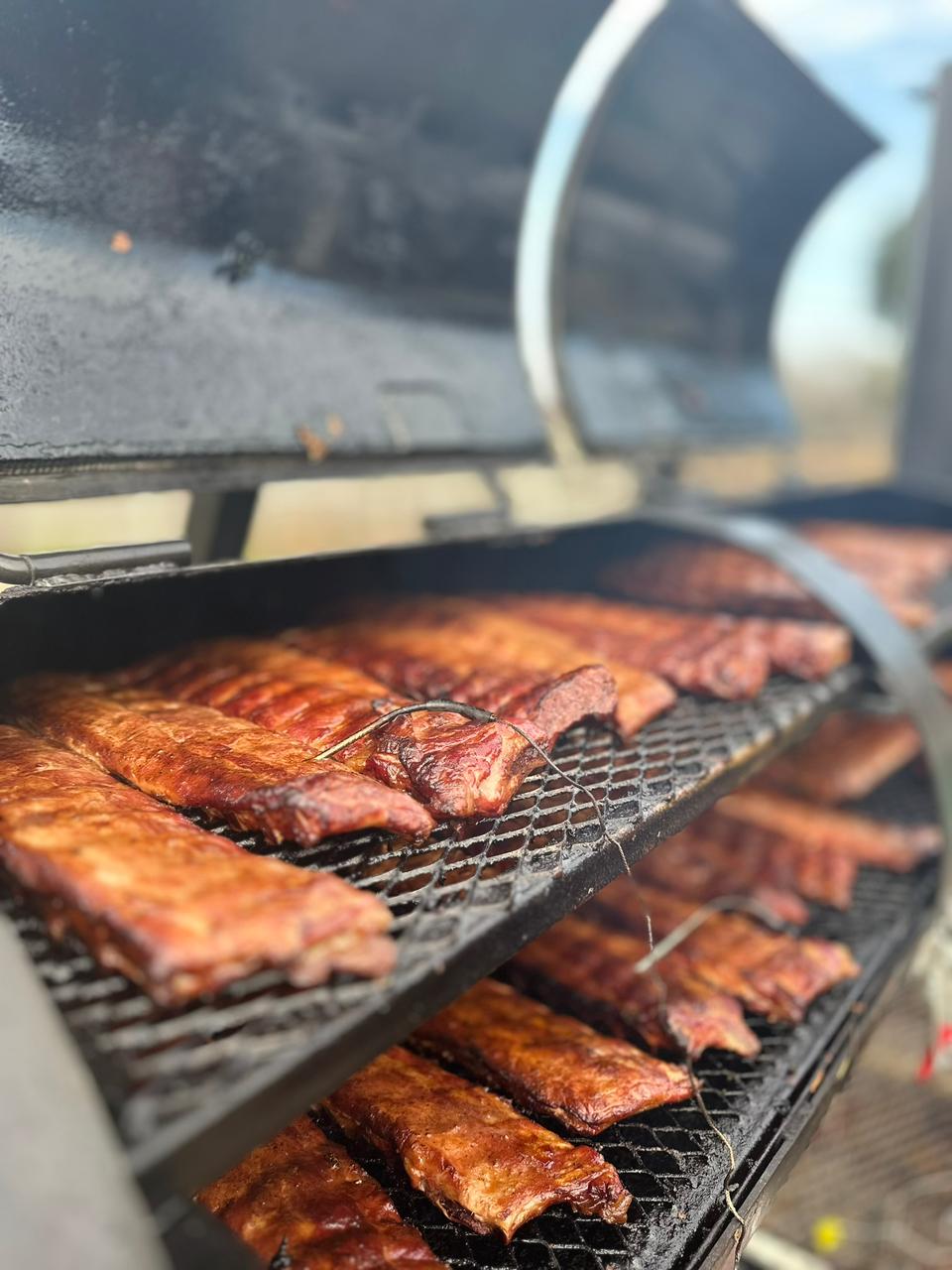 Detalle de costillares ahumados sobre la parrilla
