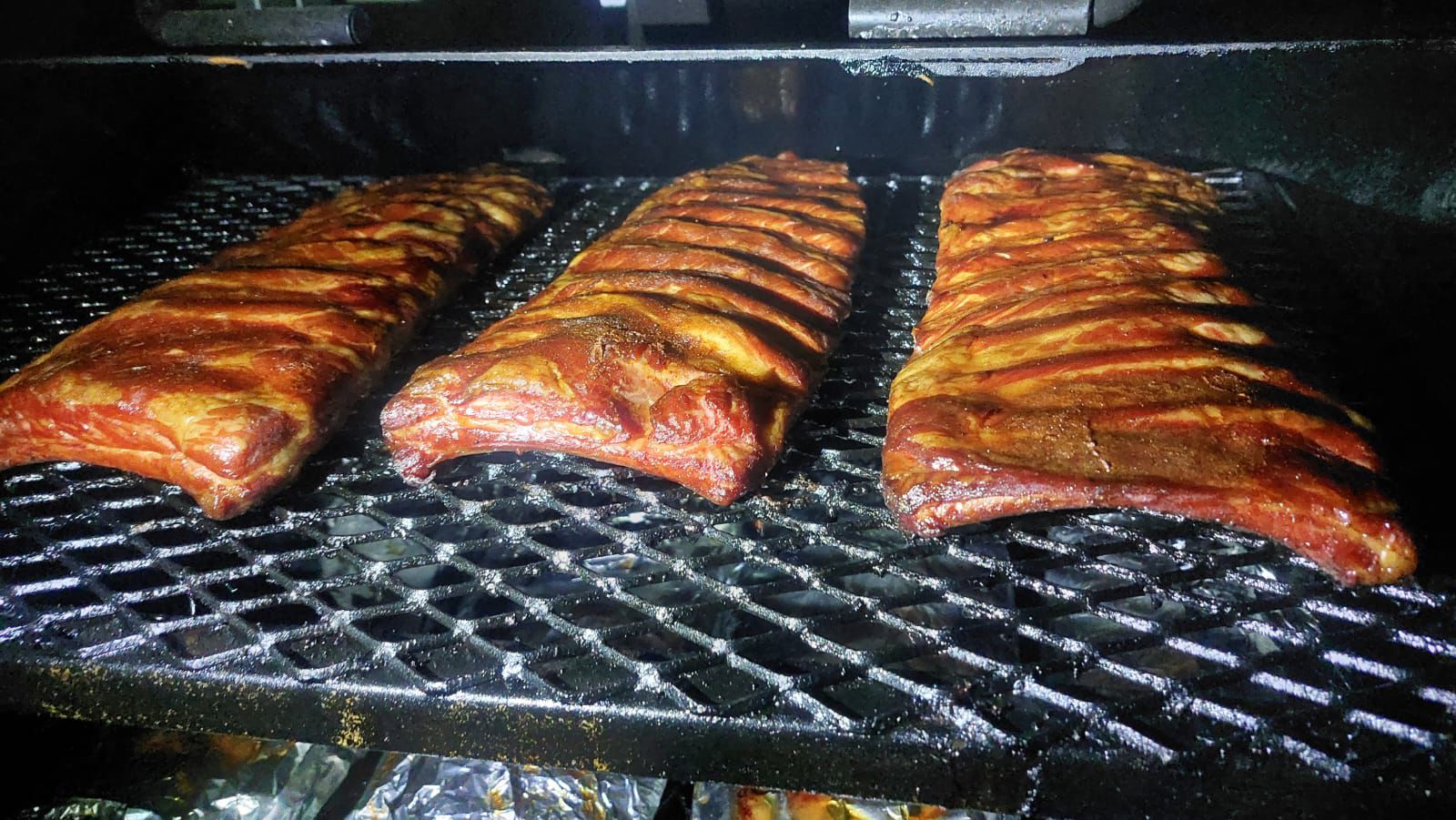 Tres costillares completos dentro del ahumador
