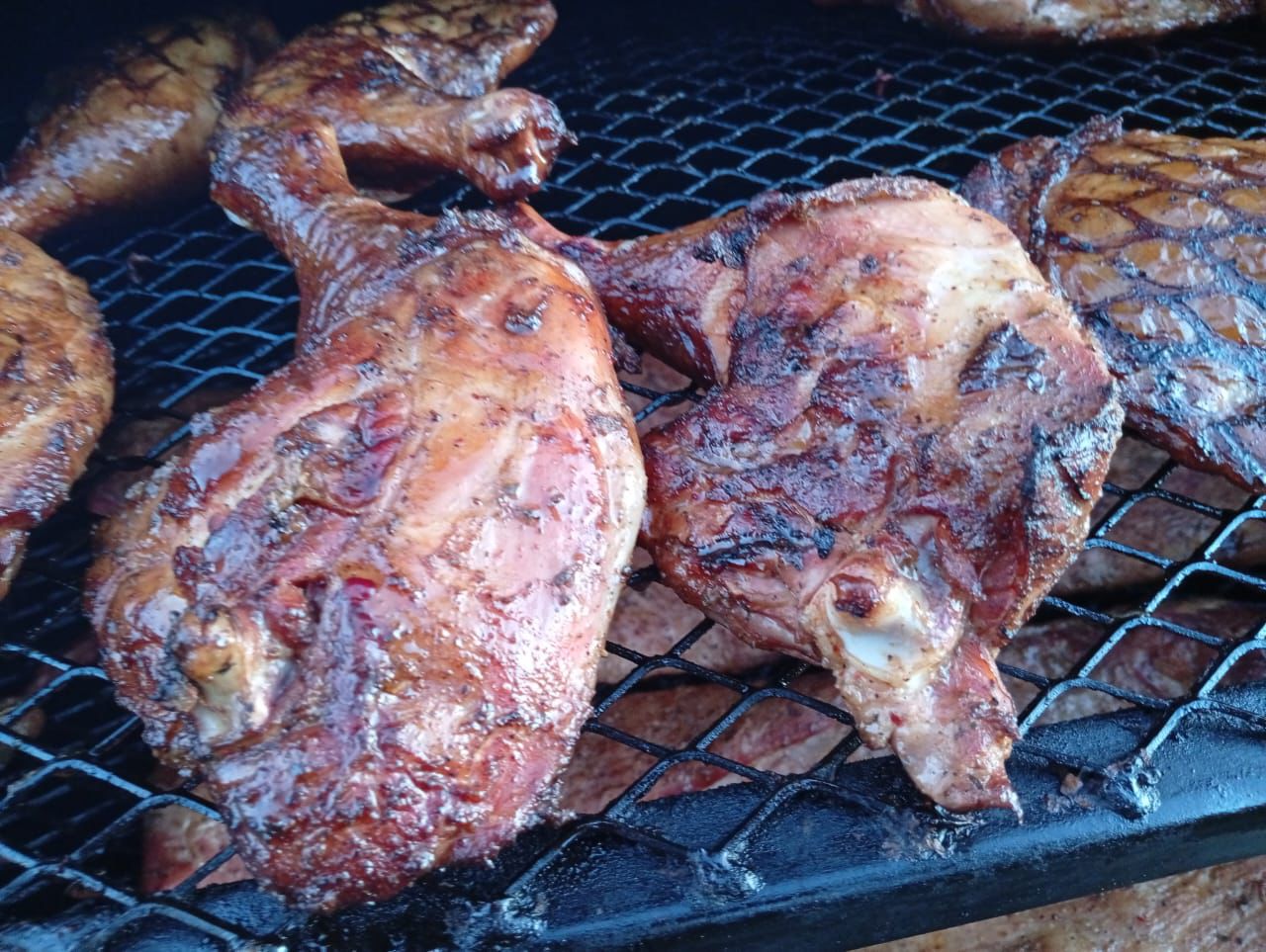 Piezas de ave ahumadas con marcas de parrilla