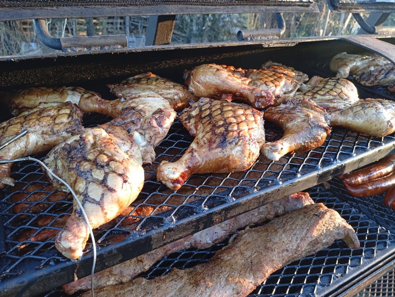 Selección mixta de carnes y embutidos ahumados sobre la parrilla